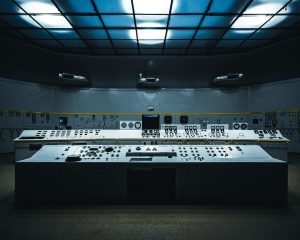 简历网AI智能优化功能演示，右侧面板显示关键词匹配建议与岗位适配度评分，科技感强